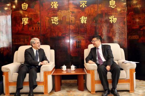 Yale president Peter Salovey and Chen Jining, executive vice president and professor of Tsinghua University, at the opening conference for the Yale Center Beijing.