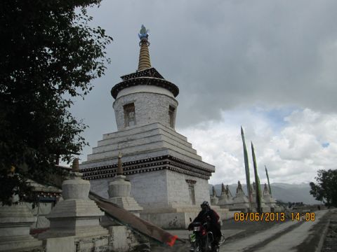 Tibetan Buddhist stupa in the Da'u Prefecture, Kham