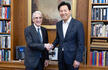 Yale President Peter Salovey and Mayor of Seoul, Se-hoon Oh, shaking hands
